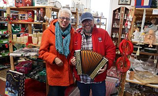 Hildegard Balthun und Marco Maria Welter verkaufen in der Schatztruhe zurzeit 26.000 Secondhand-Stücke. Ein ganz Besonderes ist das Knopfakkordeon, das aus den 1930ern stammt. - Shannon-Lee Bendig