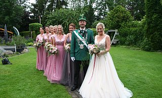 Das Königspaar Daniel Borsch und Katrin Schreckenberg-Borsch mit den Hofdamen. - Johannes Büttner