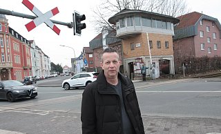Rainer Wester liebt Bahnfahren und die Aura der Bahnhöfe. Zu den Trainspottern, die leidenschaftlich Züge und Loks fotografieren, zählt er sich aber nicht. Der 50-jährige Upsprunger trat schon mit 16 Jahren in den Fahrgastverband Pro Bahn ein. - Uwe Müller