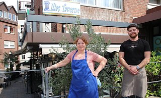 Irini Skompas und Asterios Lytsioulis hoffen, dass sie bald wieder mehr Gäste in der griechischen Taverne in Lübbecke begrüßen können. - Frank Hartmann
