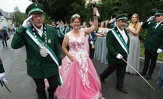 Das Königspaar Fredy Schölzel-Peter und Daniela Schölzel zieht durch Niederntudorf. - Johannes Büttner