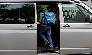 Viele Eltern fahren ihren Nachwuchs direkt bis vor die Schule und lassen ihn dann dort ein- und aussteigen. - Symbolfoto: dpa/Ralf Hirschberger
