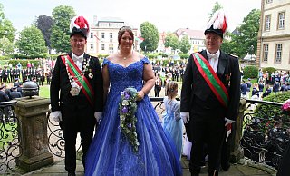 Das Königspaar Martin und Nadine Bolzenius werden beim Festumzug von Adjutant Werner Münster (r.) begleitet. - Johannes Büttner