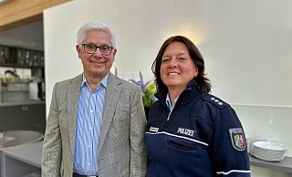 Manfred Oermann, Vorsitzender der CDU Senioren-Union Kirchlengern, und Polizeihauptkommissarin Jennifer Landwehrmeyer. - Danielle Dörsing