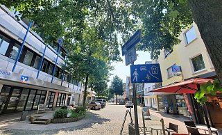 Die Steinheimer Innenstadt ist für den Verkehr geöffnet – es gilt Schrittgeschwindigkeit. Ob das für die künftige Nutzung des Quartiers sinnvoll ist, möchte die UWG diskutieren. Foto: Madita Schellenberg - Madita Schellenberg