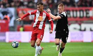 Arminia Bielefelds Louis Oppie (r.) hat einige Schwierigkeiten, Essens Marvin Obuz vom Ball zu trennen. - IMAGO/Funke Foto Services