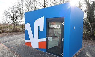 Kürzlich hat die Volksbank Herford-Mindener Land einen SB-Pavillon aus massivem Beton in Petershagen eingeweiht und plant, einen solchen auch an einem geeigneten Standort in Elverdissen zu errichten. - Volksbank