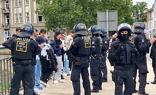 Während der Demontration am vergangenen Samstag, 15. Juli, kam es zu Ausschreitungen. Auf der Werrebrücke wurden einige Personen durch die Polizeibeamten überprüft. - Jobst Lüdeking