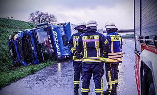 Die Bergung des gekippten Lkw dauert viele Stunden. - Paul Brinkmann
