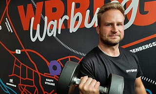 Kraftvoller Blick: Julian Ryzcek (33) eröffnet mitten in der Stadt ein Fitnessstudio. - Dieter Scholz