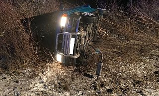 Der Transporter schleuderte von der Fahrbahn und blieb auf der Seite liegen. - Polizei Bielefeld