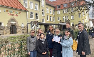 Eltern und Mitarbeiter der Schule wollen nicht mehr hinnehmen, dass Kinder durch Elterntaxis gefährdet werden, hier (v.l.) Franziska Schulte-Ostermann, Malgorzata Kehlenbrink, die den Offenen Ganztag koordiniert, Kader Meral, Schulleiterin Silke Leuchter, Doris Lummer und Kristin Biermann mit dem Schreiben an den Bürgermeister, Thorsten Mindrup und Peter Weber. - Corina Lass