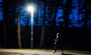 Das Symbolbild zeigt eine Frau, die alleine im Sielpark unterwegs ist. Er gilt als einer der Angsträume der Stadt - jedenfalls im Dunkeln. - Lino Mirgeler