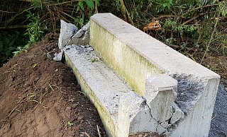 Die Fundamente für die Brücke über die Sauer wurden Anfang der Woche gelegt, am Mittwochmorgen waren sie zerstört. - Stadt Lichtenau
