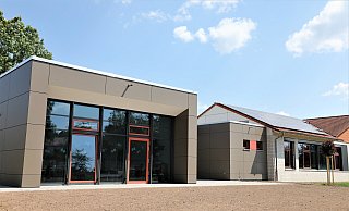 Der Neubau (l.) neben dem umgebauten Altbau – beide sind verbunden – und auf dem Dach gibt’s die Solaranlage. - Simone Flörke