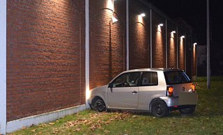 Der Wagen landete nach einer kurzen Flucht vor der Gefängnismauer. - Polizei Herford