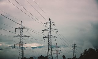 Bei einem großflächigen Blackout kommt kein Strom mehr durch die großen Leitungsnetze. - Symbolfoto/ Pixabay