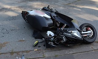 Der Roller hat nach der Kollision mit einem Bus einen Totalschaden. - Polizei Herford