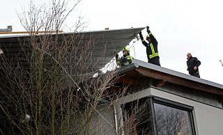Der Sturm hat einen großen Teil des Blechdachs der Wohneinrichtung des Wittekindshofes an der Salzufler Straße am Stück abgedeckt. - Frank-Michael Kiel-Steinkamp,Frank-Michael Kiel-Steinkamp