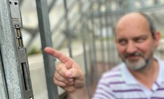 Radstation-Teamleiter Jörg Freitag zeigt es: Die Schließanlage der Fahrrad-Tiefgarage am Gütersloher Hauptbahnhof ist beschädigt worden. - Christian Bröder