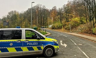 Großer Einsatz vor dem Uni-Institut an der Wertherstraße. Hinten findet gerade die Abschlussbesprechung statt. - Jens Reichenbach