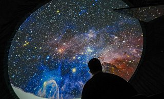 Im mobilen 360-Grad-Planetarium des Bundesministeriums für Bildung und Forschung kann man das faszinierende All erleben. - Andreas Zobe