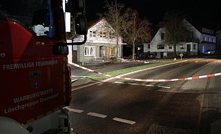 Einsatzkräfte der Feuerwehr aus Ossendorf leuchteten den Tatort an der B7 aus. Mit Flatterband hat ihn die Polizei gesperrt. - Dieter Scholz