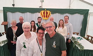 Adjutantin Marie-Luise Wolkenstein (v. l.) präsentiert die neue Königin Petra Weisbrich und ihren König Herbert Ruwe. Im Hintergrund die Thronpaare Jutta Schröter (v.l.) und Günter Tetzlaff, Shari-Alin Tamme und Kai Tamme, Elli Elges und Werner Bayer sowie Sina Schröter und Sven Kruse. - Matthias Reiprich