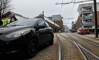 Hunderte russische Bürger warteten stundenlang auf neue Papiere oder Pässe. Die Ankommenden fanden am Jugendgästehaus keine Parkplätze. Dieses Fahrzeug blockiert den Schienenverkehr. - Jens Reichenbach
