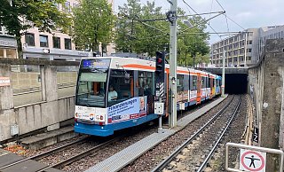 Die aus Richtung Jahnplatz kommenden Bahnen fahren derzeit auffällig langsam. Foto: Eike J. Horstmann - Eike J. Horstmann