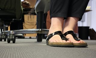 Die meisten Unternehmen halten's locker mit dem Dresscode - und da dürfen auch Schlappen getragen werden. Aber nicht überall ist das angemessen. - Jemima Wittig