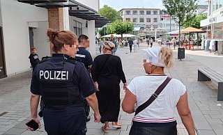 Die beiden Frauen werden von Polizei und Ordnungsamt auf die Citywache gebracht. - Claus Frickemeier