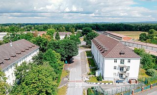 Drei Gebäude auf dem Areal der ehemaligen Dempsey-Kaserne werden aktuell als Notunterkunft für Geflüchtete genutzt. Im Rahmen der Konversion soll auf gut 20 Hektar das Quartier Waldkamp entstehen. (Archivbild) - Stadt Paderborn/Besim Mazhiqi