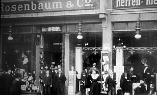 Rosenbaum& Co. verkauften Herren- und Knabenkleidung am Alten Markt 13 (später Kaufhaus Köhler, heute Modehaus Klingenthal). - Frank Becker Medienarchiv