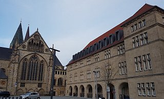 Dom und Generalvikariat in Paderborn gehören eher nicht zu den in Frage kommenden Immobilien, die aufgegeben werdne sollen. - Birger Berbüsse