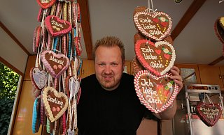 Ganz traditionell: Der Mindener Händler André Brandt ist Fachmann für die süßen Herzen und auch dieses Jahr wieder in Rehme vertreten. - Elke Niedringhaus-Haasper
