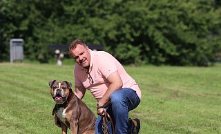 Haben die neue Hundewiese an der Ackerstraße eingeweiht: Matthias Moning (51) und Old-English-Bulldogge Henry. - Claus Frickemeier