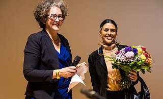 Kathleen Rahn begrüßt Cinthia Marcelle deren Ausstellung Marta am Freitag eröffnet wird. Was zu sehen ist, bleibt selbst für die Museumsleiterin bis kurz vorher geheim. - Ralf Bittner