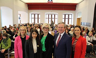 Dagmar Drüke (Gleichstellungsbeauftragte der Stadt Paderborn), Daniela Sepehri (Aktivistin und Poetry-Slammerin), Mechthild Pleininger (Vorsitzende des Gleichstellungsausschusses), Michael Dreier (Bürgermeister) und Julia Ures (Moderatorin). - Viktoria Bartsch