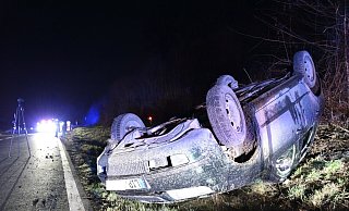 Der Skoda kam von der Straße ab und landete auf dem Dach im Graben. - Thomas Kube