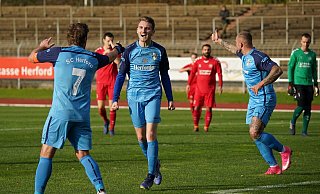 Der erste Herforder Jubel: Pascal Röber (l.) hat soeben die Vorlage von Nico Stocksieker (Mitte) zum zwischenzeitlichen 1:0 verwertet, Martin Fuhsy (2. v. r.) zeigt den erhobenen Daumen. - Yvonne Gottschlich