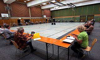 Ein Bild aus vergangener Zeit: Holger Stüber (r.) sitzt hier - im Sommer 2020 - für die Grünen im Gemeinderat Kirchlengern. Durch seinen Wechsel zur UWG haben sich die Fraktionsstärken geändert. - Niklas Krämer