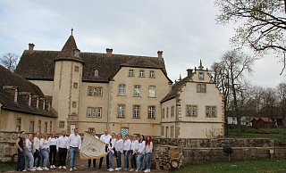 Das Gefolgde der Schweckhauser Royals: Mia Ritsch (v. l.), Amelie Riep, Laura Drewes, Susann Riep, Adjutant Ines Rosenbaum, Hauptmann Stefan Riep, Christian Kloidt, Oberst Matthias Sake, Fähnrich Frank Brockmann, Königin Inga Kloidt, Verena Sake, Dörte Brockmann, Kordula Ungerland, Tanja Koch und Ricarda Ungerland. - Dorfgemeinschaft Schweckhausen