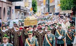 Der vergoldete Schrein des Bistumspatrons wird bei der Prozession durch die Paderborner Innenstadt getragen. - BESIM MAZHIQI