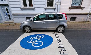 Vorfahrt für Radfahrer: Große, blaue Symbole weisen die Fahrradstraße Ehlentruper Weg aus. Dafür mussten Parkplätze wegfallen und müssen Autofahrer Umwege in Kauf nehmen. Foto: Andreas Zobe - Andreas Zobe