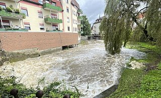 Die vielen Regenfälle der vergangenen Tagen haben dafür gesorgt, dass die Flüsse in der Region viel Wasser führen, so wie die Aa in Herford. - Natalie Gottwald