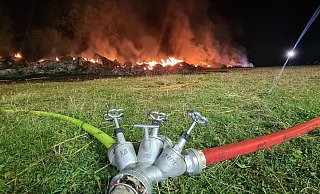 Die Strohballen haben über eine Länge von 150 Metern gebrannt. - Feuerwehr Borchen