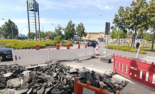 Wo der Asphalt aufgefräst ist, werden Betonnasen installiert. Sie sollen das Tempo der aus dem Kreisverkehr abbiegenden Autos reduzieren. - Marion Pokorra-Brockschmidt