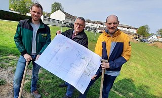 Im April 2022: Gartenbautechniker Michael Pöhler (v. l.), Klaus Hasenbein (Bauamt) und Projektsprecher Markus Wellbrink zeigen die Pläne für die Bürgerwiese. - Madita Schellenberg/Archiv