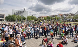Auf dem Bielefelder Kesselbrink fand am Freitagnachmittag eine Demonstration für mehr Klimaschutz statt, die vor der Europawahl auch ein Zeichen gegen Rechts setzen sollte. - Oliver Krato